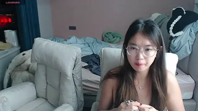 Snapshot of redrose520 chatting on November 17, 2025, 12:31 pm redrose520 online show from November 17, 2025, 12:31 pm