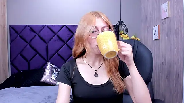 ChloeCampbell03 online show from November 5, 2025, 12:52 pm