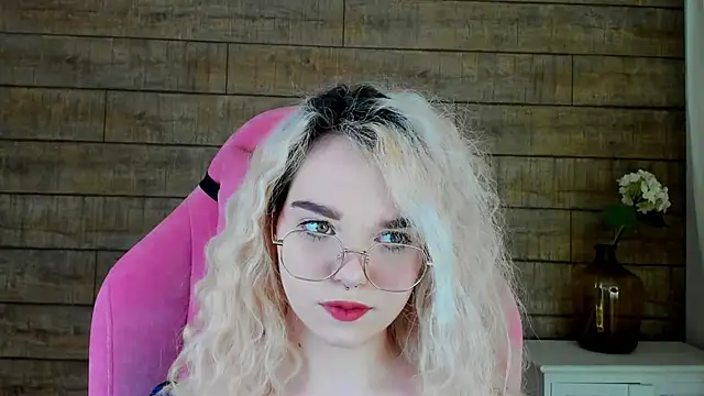 Snapshot of AnnaDelon chatting on October 17, 2025, 4:05 am AnnaDelon online show from October 17, 2025, 4:05 am