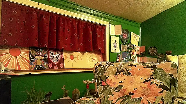 Snapshot of HippieDad333 chatting on May 6, 2026, 9:13 am HippieDad333 online show from May 6, 2026, 9:13 am