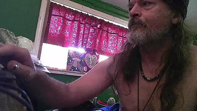 Snapshot of HippieDad333 chatting on April 27, 2026, 10:19 pm HippieDad333 online show from April 27, 2026, 10:19 pm