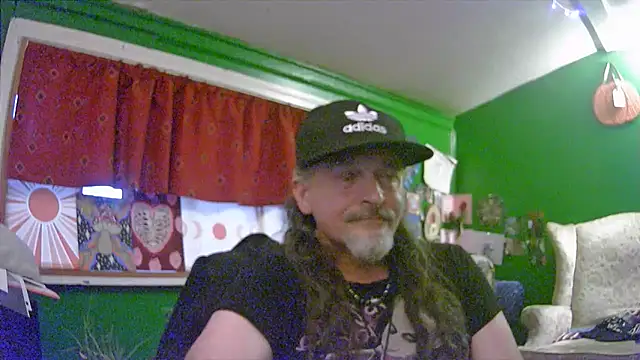 Snapshot of HippieDad333 chatting on June 5, 2026, 12:48 am HippieDad333 online show from June 5, 2026, 12:48 am