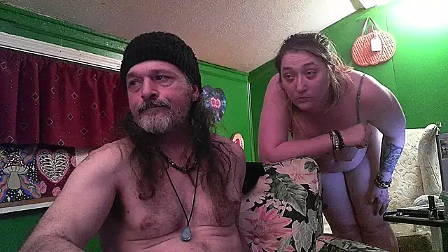 Snapshot of HippieDad333 chatting on April 21, 2026, 6:53 am HippieDad333 online show from April 21, 2026, 6:53 am