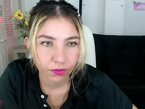 Snapshot of vanessa_21__ chatting on October 10, 2025, 11:05 pm vanessa 21 online show from October 10, 2025, 11:05 pm