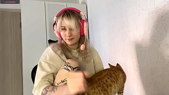 KandaceMassanelli online show from October 18, 2025, 8:16 am