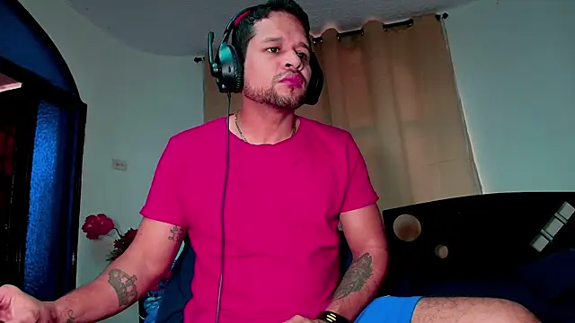 Snapshot of LucasGaeel chatting on November 18, 2025, 8:45 pm LucasGaeel online show from November 18, 2025, 8:45 pm