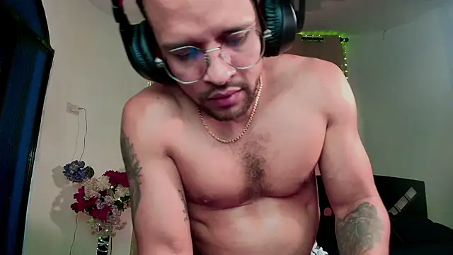 Snapshot of LucasGaeel chatting on October 11, 2025, 4:52 pm LucasGaeel online show from October 11, 2025, 4:52 pm