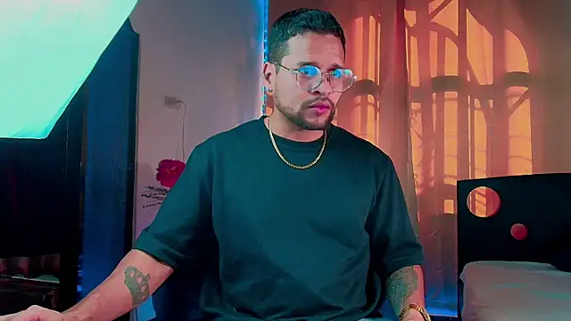 Snapshot of LucasGaeel chatting on November 4, 2025, 8:23 pm LucasGaeel online show from November 4, 2025, 8:23 pm