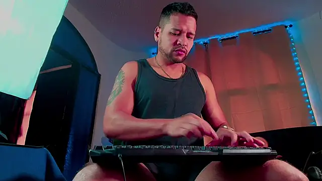 Snapshot of LucasGaeel chatting on October 27, 2025, 8:10 pm LucasGaeel online show from October 27, 2025, 8:10 pm