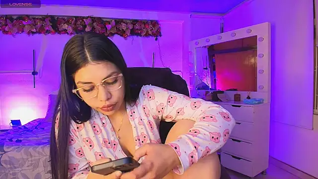 kloe28 online show from December 23, 2025, 10:03 am