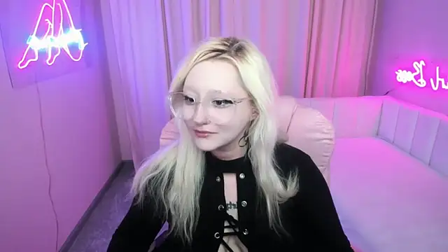 JuliaSharkk online show from October 9, 2025, 8:09 pm