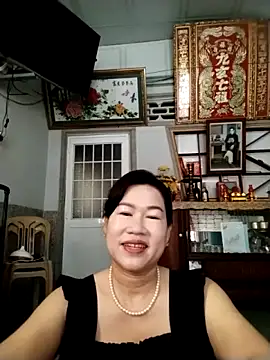 Snapshot of Tyty_xx chatting on October 9, 2025, 11:49 pm Tyty xx online show from October 9, 2025, 11:49 pm