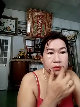 Snapshot of Tyty_xx chatting on October 3, 2025, 11:39 pm Tyty xx online show from October 3, 2025, 11:39 pm