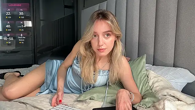 Snapshot of SophieBelll chatting on October 4, 2025, 11:45 am SophieBelll online show from October 4, 2025, 11:45 am