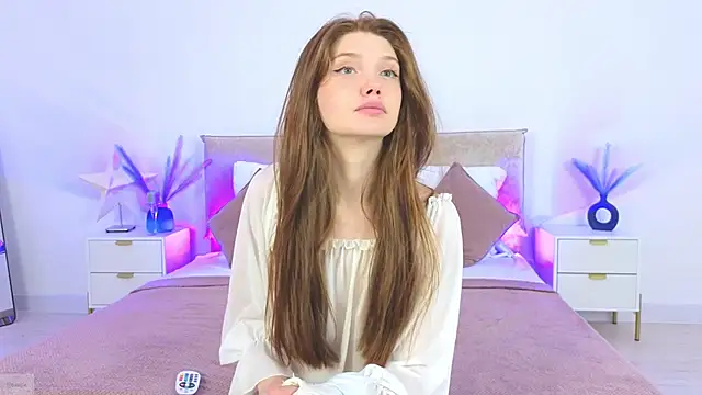 Nicole Broown  online show from September 29, 2025, 10:04 pm