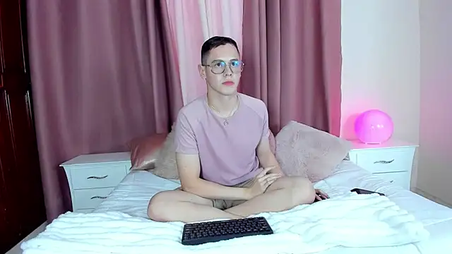 Snapshot of royal_fantasy chatting on December 3, 2025, 7:46 pm royal fantasy online show from December 3, 2025, 7:46 pm