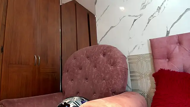 violett  rousee online show from December 17, 2025, 4:23 pm