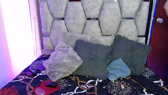 Snapshot of AnalyMilles chatting on December 4, 2025, 12:20 am AnalyMilles online show from December 4, 2025, 12:20 am