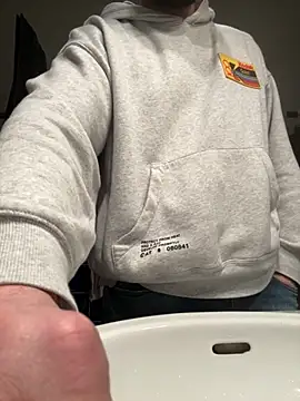 Snapshot of straight2fucked chatting on March 4, 2026, 6:48 pm straight2fucked online show from March 4, 2026, 6:48 pm