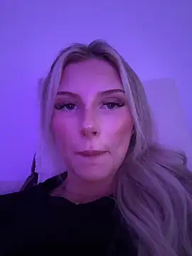 Snapshot of blondeeee chatting on June 24, 2026, 3:43 pm blondeeee online show from June 24, 2026, 3:43 pm