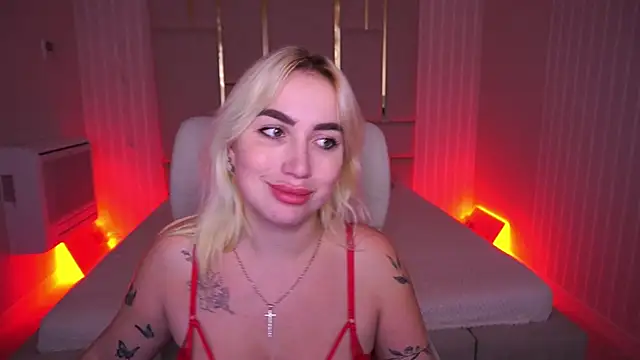Snapshot of MariellaVi chatting on October 13, 2025, 8:10 pm MariellaVi online show from October 13, 2025, 8:10 pm