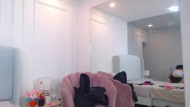 Snapshot of ChantalGarner chatting on October 17, 2025, 1:24 pm ChantalGarner online show from October 17, 2025, 1:24 pm