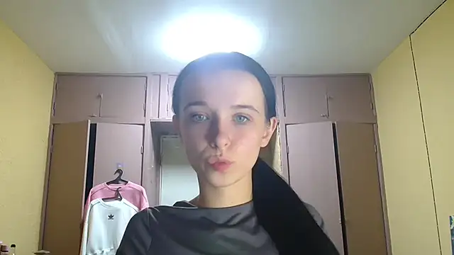 Emilia Light online show from October 4, 2025, 6:42 pm