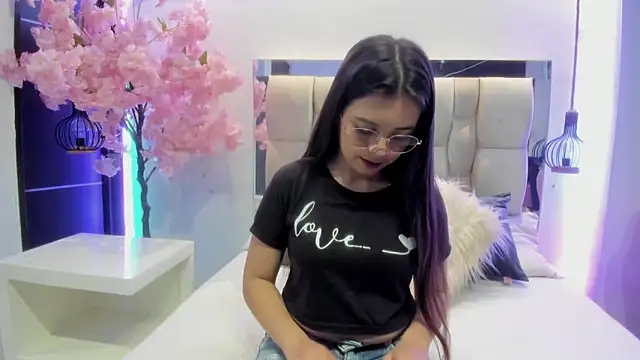 ZOE LE online show from November 17, 2025, 11:36 am