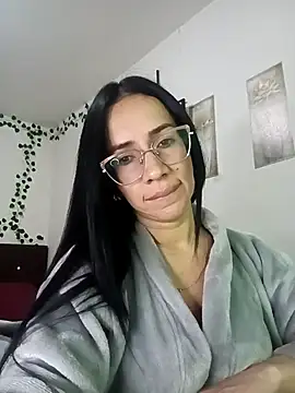 YaraDuartee online show from December 1, 2025, 1:28 am