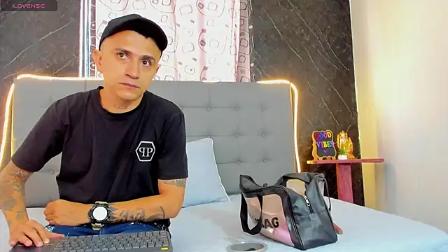 Snapshot of CharlotteAndSimon chatting on February 21, 2026, 2:08 pm CharlotteAndSimon online show from February 21, 2026, 2:08 pm