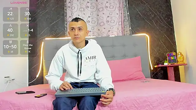 Snapshot of CharlotteAndSimon chatting on February 18, 2026, 2:13 pm CharlotteAndSimon online show from February 18, 2026, 2:13 pm