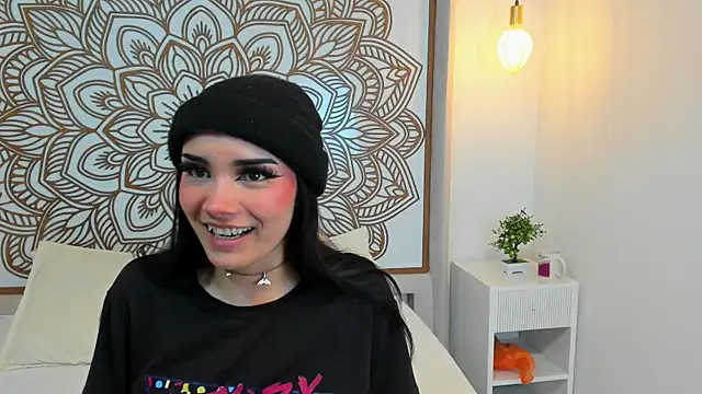 Snapshot of Daphne_Nicolle chatting on October 15, 2025, 7:33 pm Daphne Nicolle online show from October 15, 2025, 7:33 pm