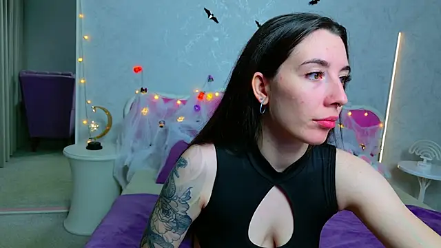 Snapshot of Curious_Lily chatting on October 28, 2025, 1:06 am Curious Lily online show from October 28, 2025, 1:06 am