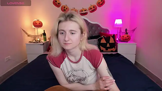 Snapshot of CamillaDreamer chatting on October 30, 2025, 5:43 pm CamillaDreamer online show from October 30, 2025, 5:43 pm