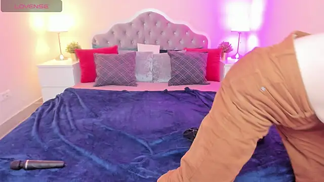 Snapshot of CamillaDreamer chatting on November 2, 2025, 4:56 pm CamillaDreamer online show from November 2, 2025, 4:56 pm