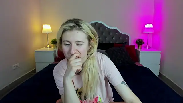 Snapshot of CamillaDreamer chatting on November 5, 2025, 6:00 pm CamillaDreamer online show from November 5, 2025, 6:00 pm