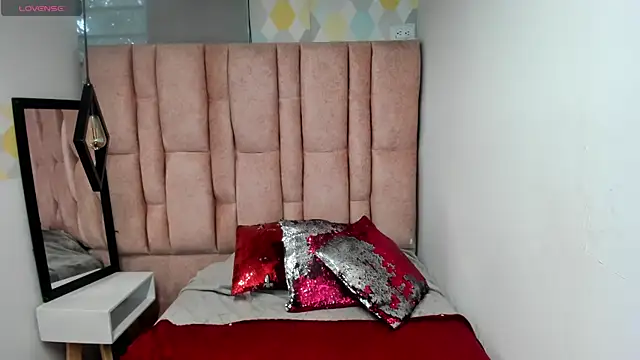 Issa Milf   online show from April 15, 2026, 1:37 pm