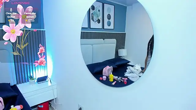 liz  cute online show from November 16, 2025, 11:48 am