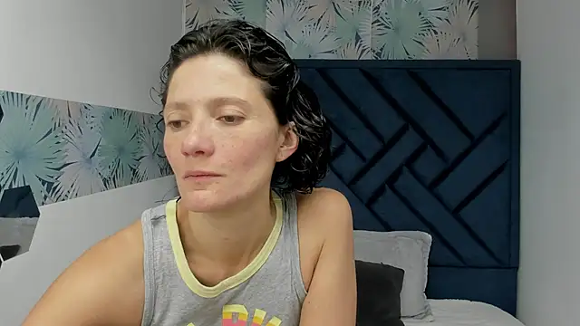 Snapshot of Valery_More__ chatting on November 12, 2025, 12:20 pm Valery More online show from November 12, 2025, 12:20 pm