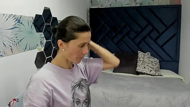 Snapshot of Valery_More__ chatting on November 20, 2025, 12:17 pm Valery More online show from November 20, 2025, 12:17 pm