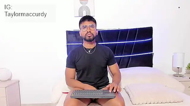 Snapshot of Taylormaccurdy_ chatting on November 26, 2025, 2:06 pm Taylormaccurdy online show from November 26, 2025, 2:06 pm