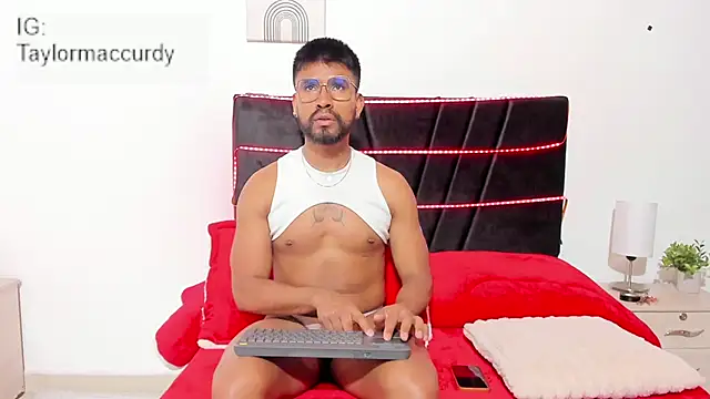 Snapshot of Taylormaccurdy_ chatting on November 28, 2025, 2:17 pm Taylormaccurdy online show from November 28, 2025, 2:17 pm