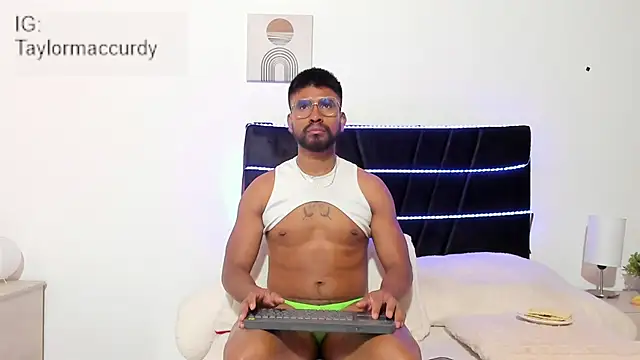 Snapshot of Taylormaccurdy_ chatting on November 21, 2025, 2:49 pm Taylormaccurdy online show from November 21, 2025, 2:49 pm