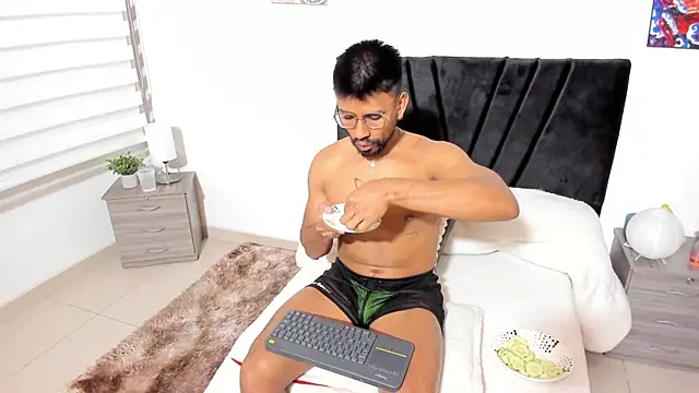 Snapshot of Taylormaccurdy_ chatting on October 24, 2025, 2:49 pm Taylormaccurdy online show from October 24, 2025, 2:49 pm