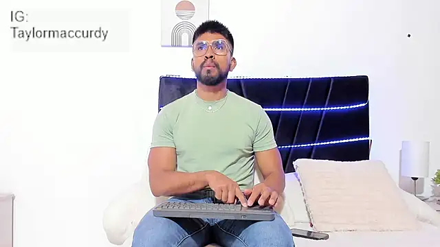 Snapshot of Taylormaccurdy_ chatting on November 20, 2025, 2:07 pm Taylormaccurdy online show from November 20, 2025, 2:07 pm