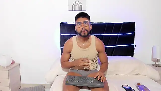 Snapshot of Taylormaccurdy_ chatting on November 7, 2025, 1:48 pm Taylormaccurdy online show from November 7, 2025, 1:48 pm