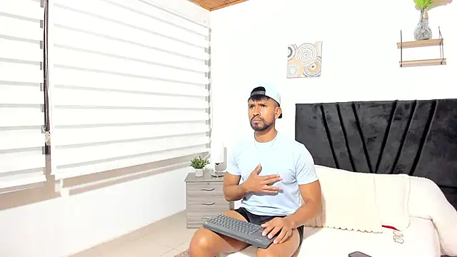 Snapshot of Taylormaccurdy_ chatting on October 6, 2025, 2:51 pm Taylormaccurdy online show from October 6, 2025, 2:51 pm