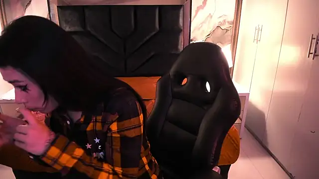 Snapshot of SusanVilla chatting on November 21, 2025, 8:19 pm SusanVilla online show from November 21, 2025, 8:19 pm