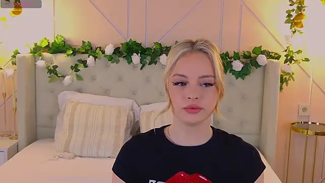 EllyLinn online show from April 16, 2026, 4:08 pm