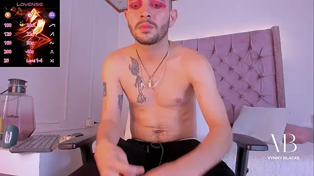 Snapshot of VynnyBlacke_ chatting on November 1, 2025, 12:28 am VynnyBlacke online show from November 1, 2025, 12:28 am